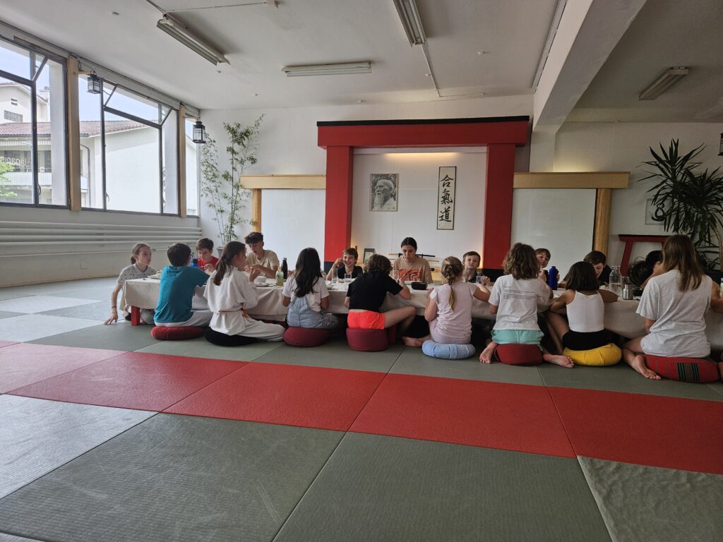 Mittagessen am Kinderstage -Déjeuner lors de l'entraînement des enfants